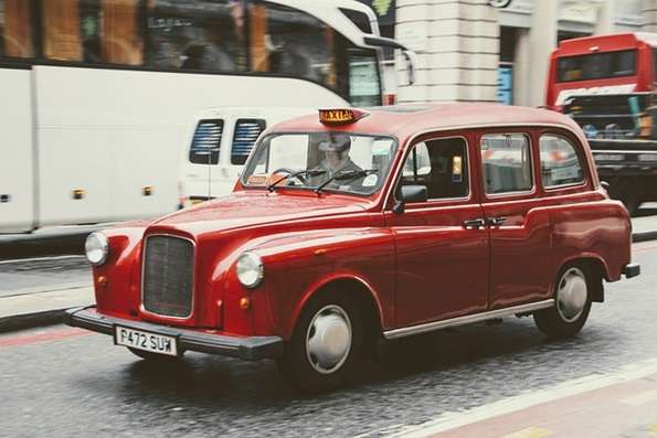 ロンドン街中ののタクシーとバス
