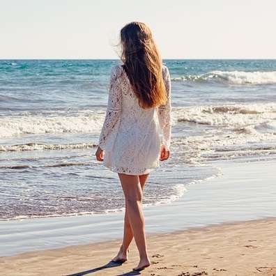 若い女性（海岸で海を見ている）