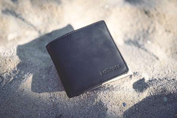 砂の上の二つ折り財布